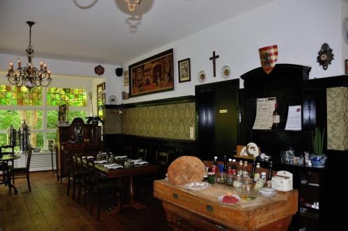 ein Restaurant mit einem Tisch und Stühlen sowie einer Bar in der Unterkunft Hotel 'T Bagientje in Brügge