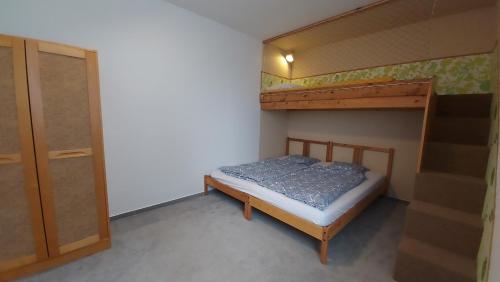 um pequeno quarto com 2 beliches e um closet em Domek v Kosově em Kamenný Újezd