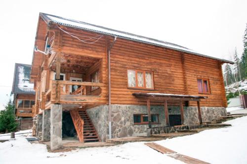 a house under construction in the snow at У Гриніва in Polyanitsa Popovichevskaya