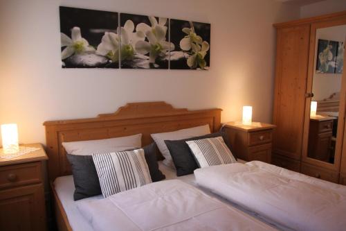 1 dormitorio con 1 cama con sábanas y almohadas blancas en Moutain View, en Laax