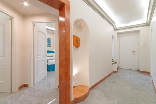 罗马BMGA l ViaPaola43 Palace的有门通往卧室的走廊