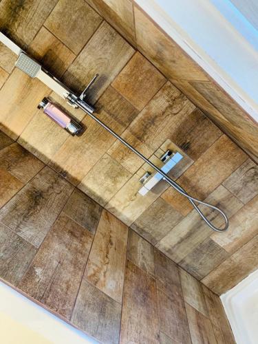 Elle offre une vue sur la salle de bains située à l'étage et dotée d'un tuyau. dans l'établissement COURONNE STUDIO, à Aix-en-Provence