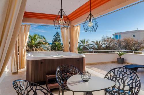 Family apartment with huge terrace and private hot tub - Franka