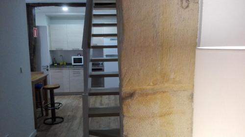 Una escalera en una habitación con cocina en Apartamentos Turísticos Los Picos, en Liérganes