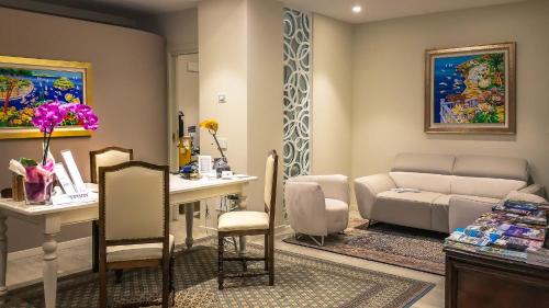 a living room with a couch and a table at Hotel Relais Agli Olivi in Lazise
