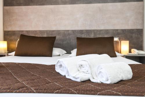 a bedroom with two beds with white towels on them at Albergo Locanda Primavera in Rodengo Saiano