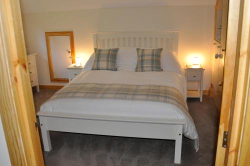 ビューリーにあるUpper Leanassieのベッドルーム1室(白いベッド1台、枕、ランプ2つ付)