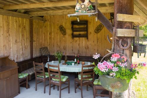 patio ze stołem i krzesłami w kabinie w obiekcie Mountain house MINKA w mieście Srednja Vas v Bohinju