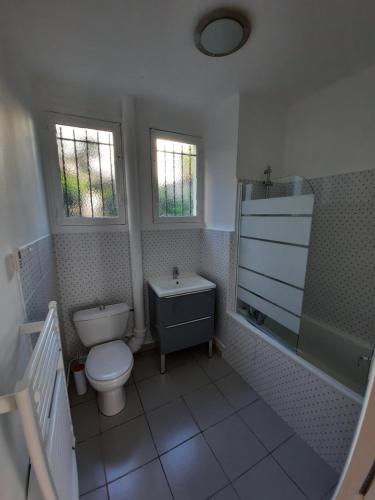 La salle de bains est pourvue de toilettes et d'un lavabo. dans l'établissement Appartement Port de St Goustan, à Auray