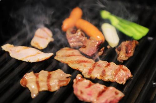 a group of meat and vegetables on a grill at Villas Fujiyoshida in Fujiyoshida