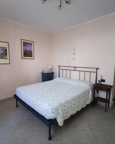 a bedroom with a large bed with a white bedspread at A me ca picita in Stella