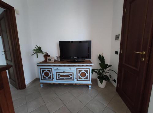 a tv sitting on top of a cabinet in a room at A me ca picita in Stella