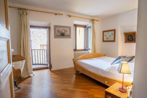 een slaapkamer met een groot bed en een raam bij B&B S. Trinità 18 Suites & Rooms in Trento