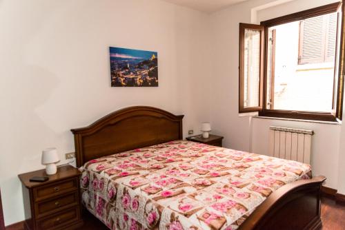 una camera da letto con un letto e una finestra di Sulle orme di Francesco appartamento verde a Bastia Umbra
