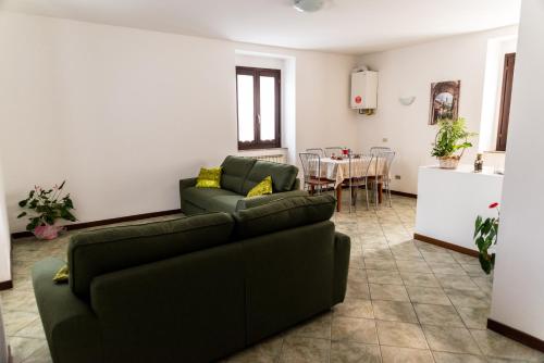 un soggiorno con un divano e un tavolo di Sulle orme di Francesco appartamento verde a Bastia Umbra