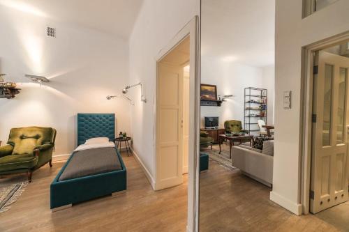 ein Schlafzimmer mit einem Bett und ein Wohnzimmer in der Unterkunft Freta Unique Old Town Apartment in Warschau