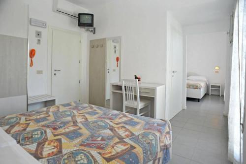 una camera con letto, scrivania e letto Sidx Sidx Sidx di Hotel Margherita a Rimini