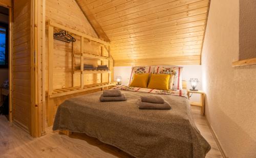 een slaapkamer met een bed in een houten hut bij Domek Pod Holicą in Ustrzyki Dolne