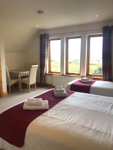 Una habitación de hotel con dos camas con toallas. en Seafar Bed & Breakfast, en Portree