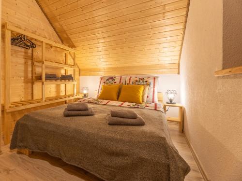 Un dormitorio con una cama en una habitación de madera. en Domek pod Holicą 2 Bieszczady, en Ustrzyki Dolne