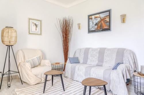een woonkamer met een bank en een stoel bij Charming Apt Near The Croisette in Cannes