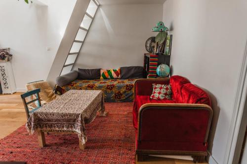un salon avec un canapé et une table dans l'établissement Bright atypical duplex in Menilmontant, à Paris