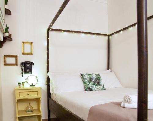 1 Schlafzimmer mit 2 Betten und einem Nachttisch in der Unterkunft Jungle 13 - Room and Apartments in Neapel