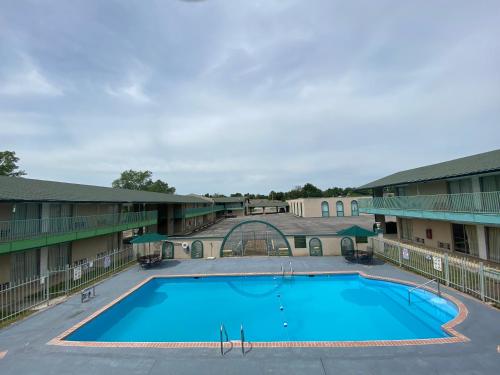 een groot zwembad in het midden van een gebouw bij Canterbury Inn & Suites in Parsons