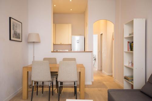 une cuisine et une salle à manger avec une table et des chaises dans l'établissement Le Coin Du Marché, à Nice