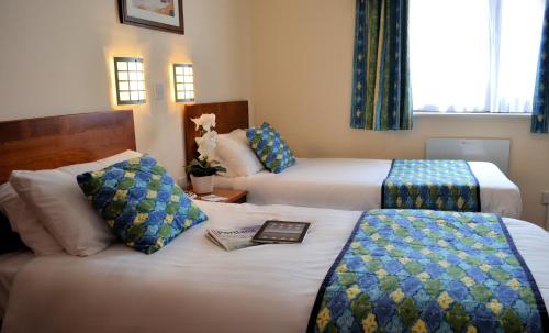 Un pat sau paturi într-o cameră la Heights Hotel