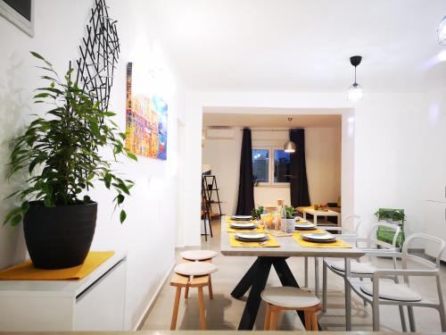jadalnia ze stołem i doniczką w obiekcie Apartment Sunrise, coastal Istra, Pula Duga Uvala Pavićini w mieście Pavicini