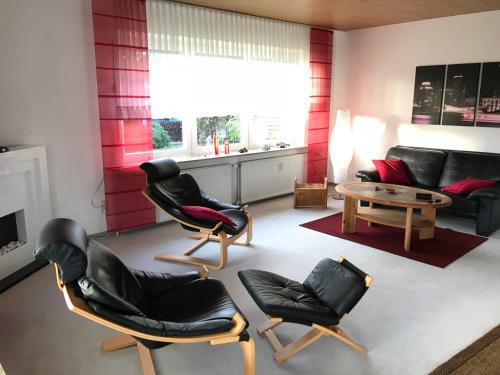 sala de estar con sillas negras y mesa en Maxbed, en Flensburg