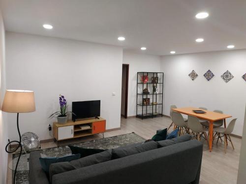 sala de estar con sofá y mesa en ML Apartments Aliados, en Oporto