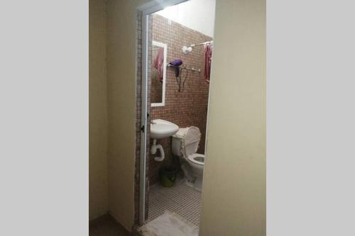 Un baño de Pulcro, cómodo y ordenado departamento