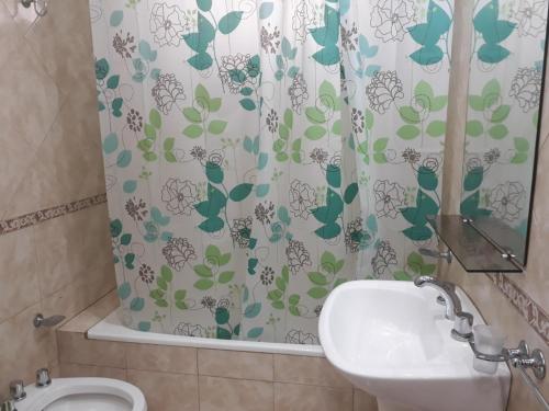 Kylpyhuone majoituspaikassa Devoto Rentals
