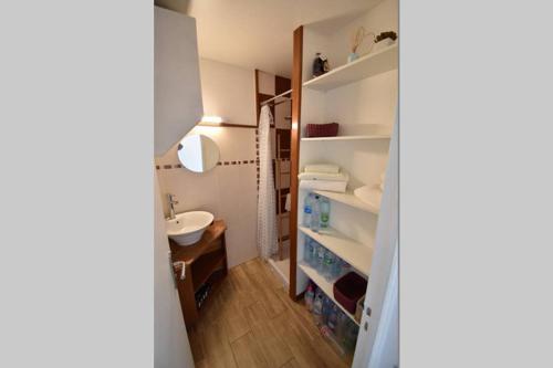 La petite salle de bains est pourvue d'un lavabo et de toilettes. dans l'établissement Studio vue mer Le Gosier sans coupure d'eau, au Gosier