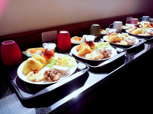 a row of plates of food on a table at 南海之醉旅店 in Xiaoliuqiu