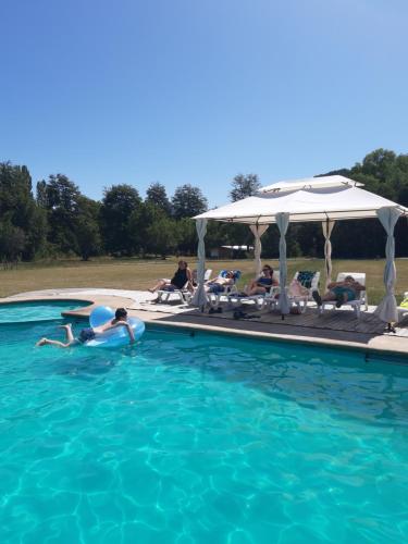 a person swimming in a swimming pool at Paraíso Liumalla Lodge in Villarrica