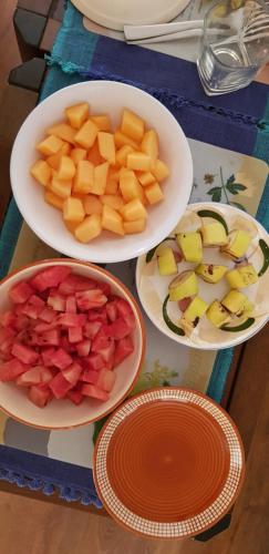 um grupo de pratos de frutos sobre uma mesa em Atulya Kanchi Camp Bandhavgarh em Tāla