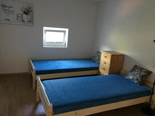 een slaapkamer met 2 bedden en een raam bij Hillside Bio Resort Apartment with Mountain View in Prebold