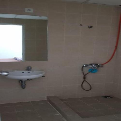 ein Bad mit einer Dusche, einem Waschbecken und einem Spiegel in der Unterkunft Mediterania Garden Residence 2 in Jakarta