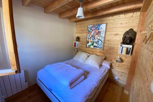 Posto letto in camera con parete in legno. di le Serre Barbin : Chalet ensoleillé, tout confort a Le Monêtier-les-Bains