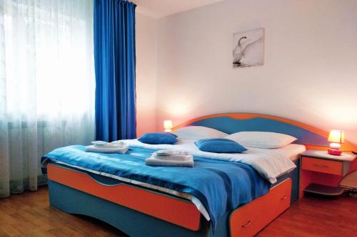 Un pat sau paturi într-o cameră la Laguna Apartment