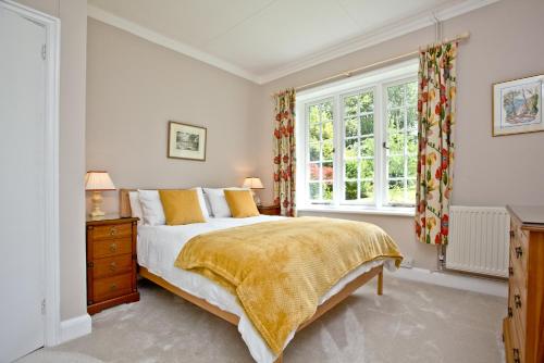 een slaapkamer met een groot bed en een raam bij Cregoes, Mylor in Flushing