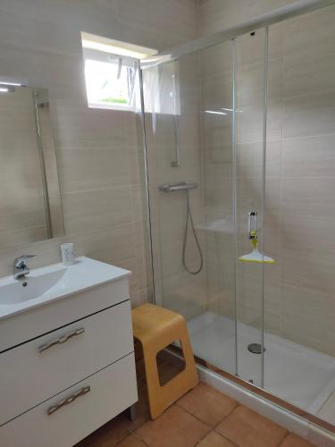 une salle de bain avec une douche, un lavabo et des toilettes dans l'établissement Relax, silencio y sol en el jardin, à Hendaye