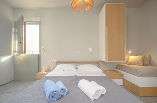 Postel nebo postele na pokoji v ubytování Ydreos Studios & Apartments