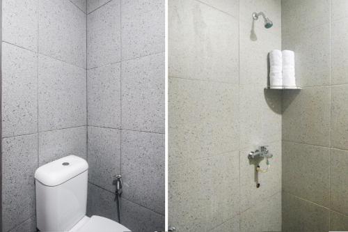 y baño con aseo blanco y ducha. en Super OYO 3354 Homia Residence, en Mencil