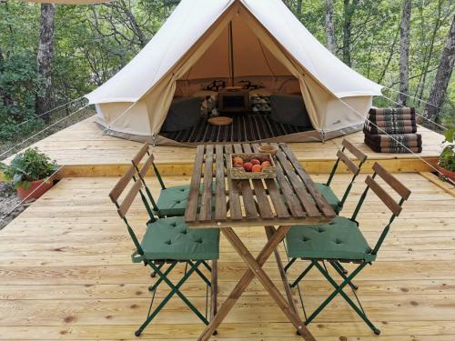 Patio nebo venkovní prostory v ubytování ECO Camp Supot
