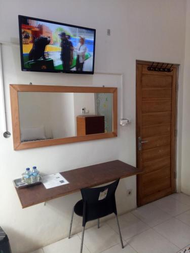 Una televisión o centro de entretenimiento en Losmen Fadel Malioboro Jogja