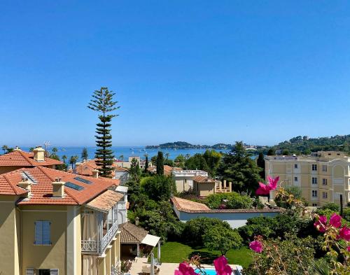 a view of a city with houses and the ocean at Résidence Carlton - Rénovée avec Piscine in Beaulieu-sur-Mer